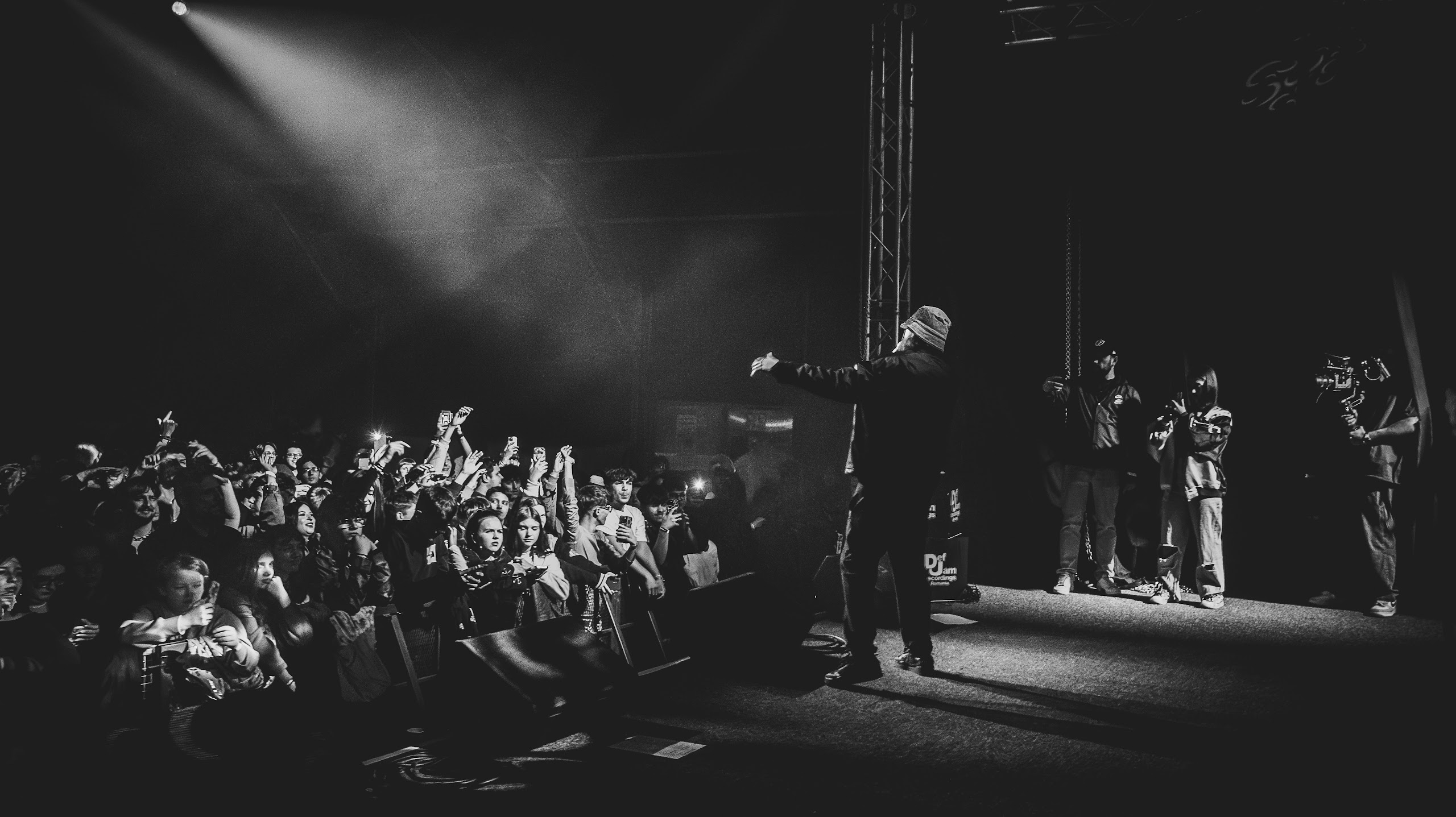 CEZIC pe scenă în fața publicului — concert alb-negru