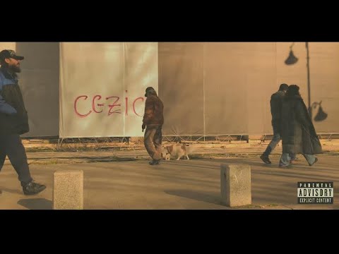 CEZIC pe stradă lângă un perete cu graffiti CEZIC