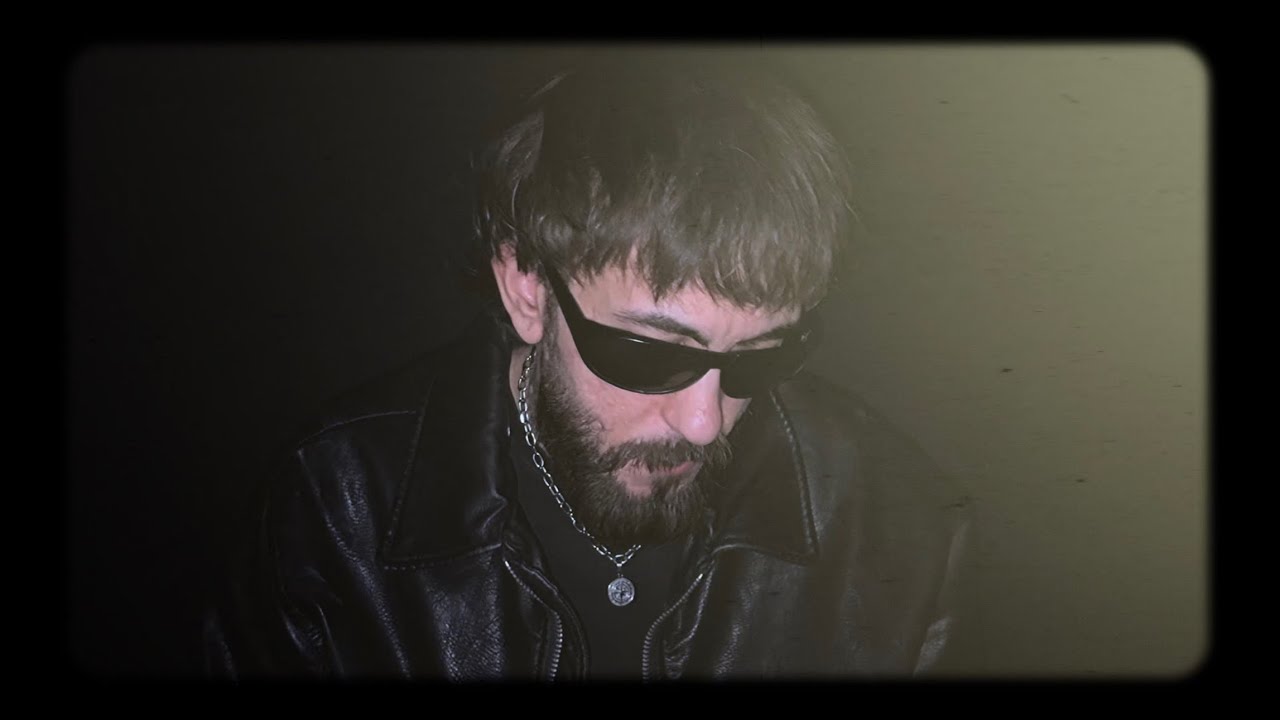 CEZIC — portret cu ochelari de soare, din videoclipul Lasă-i să vorbească