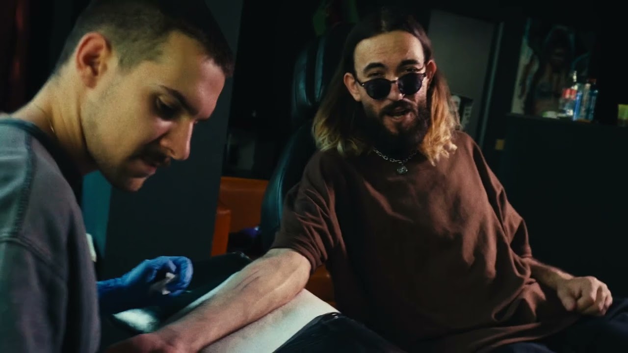 Marfă — scenă în studioul de tatuaje