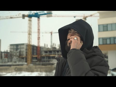 Thumbnail videoclip Șarpele — siluetă cu glugă pe fundal de macarale