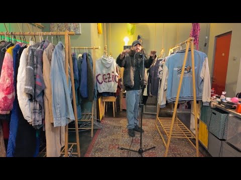 Sessions — CEZIC la microfon într-un magazin vintage